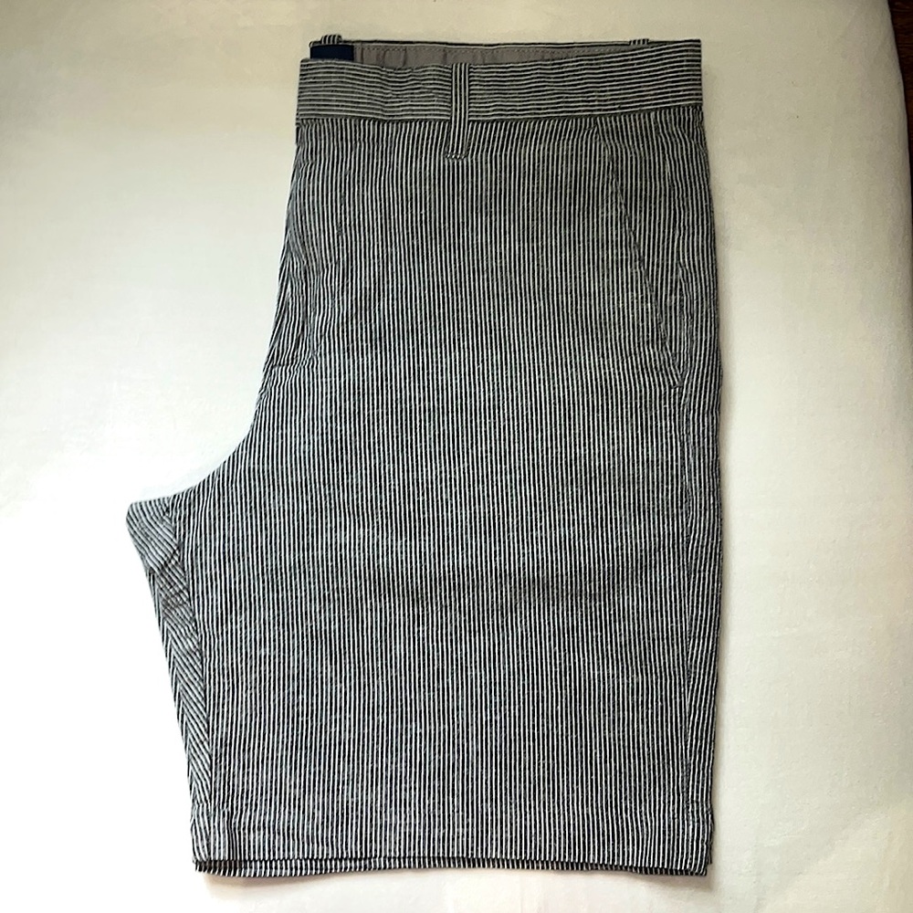 Men’s GAP pin striped shorts Sz 34